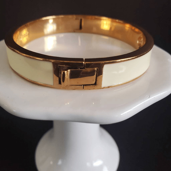 Kate Spade Hinged‎ Bangle Hole Punch Cream Enamel and Gold Plate Casual Everyday - Picture 3 of 11